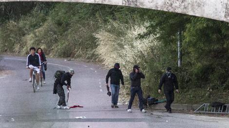 Gli assalitori fotografati mentre buttano via l'attrezzatura video sottratta agli operatori Mediaset. Ansa