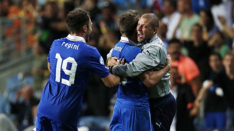 L'abbraccio fra Mangia e Borini dopo il gol. Reuters