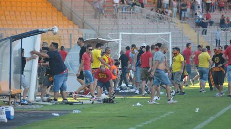 I tifosi sul terreno di gioco di Lecce. Ansa