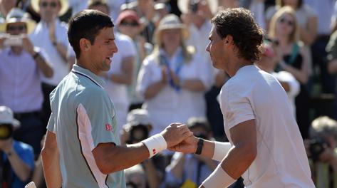 La stretta di mano tra Novak Djokovic e Rafa Nadal al Roland Garros. Afp