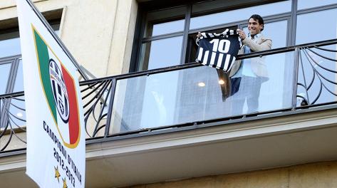 Carlos Tevez affacciato al balcone della Juve. Ansa