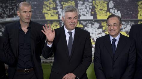 Il d.s. Zinedine Zidane, Carlo Ancelotti e il presidente del Real Florentino Perez. LaPresse