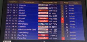 Il tabellone degli arrivi a Malpensa: il volo da San Paolo  atterrato alle 15.18 