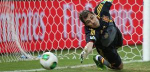 Iker Casillas durante i rigori. Epa