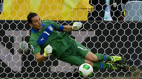 Buffon para un rigore. Afp Buffon para un rigore. Afp