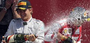 Rosberg e Alonso sul podio di Silverstone. Epa