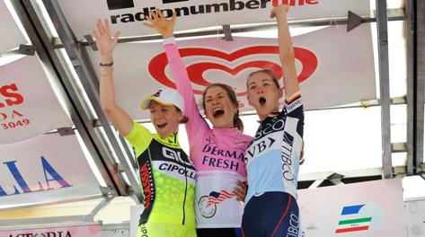 Il podio del Giro donne:  Guderzo, la vincitrice Abbott e la Hausler.