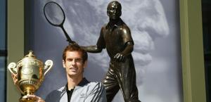 Andy Murray con il trofeo e la statua di Fred Perry. Reuters
