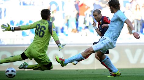 Il gol di Palacio in Lazio-Genoa del 14 maggio 2011. Ansa
