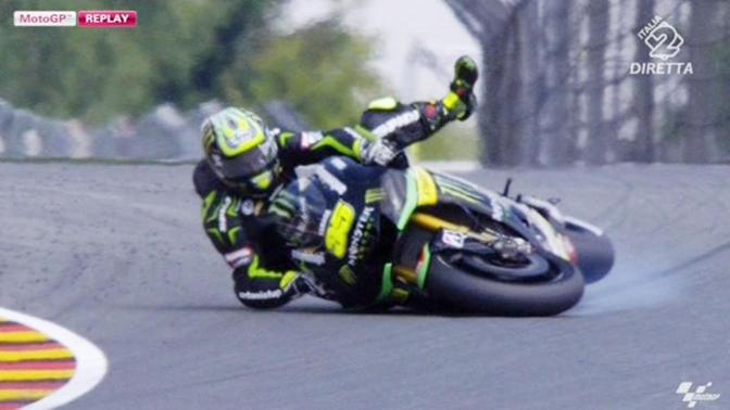 Pochi minuti dopo caduta anche per Cal Crutchlow: il britannio per fortuna non si è procurato grossi danni. Photo press