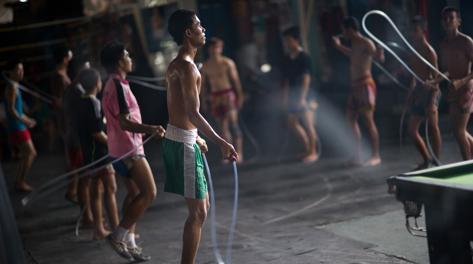 Pugili thailandesi si allenano con la corda. Afp