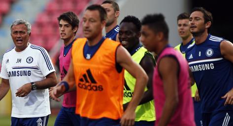 Mourinho a sinistra, Terry al centro e Lampard a destra guidano l'allenamento tailandese del Chelsea. Reuters