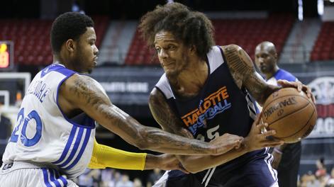 Kent Bazemore in difesa su Deron Washington (Charlotte). Ap