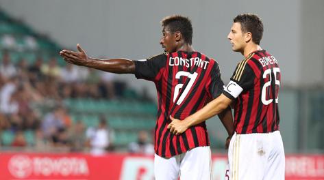 Kevin Constant si appresta a lasciare il campo. Ansa Kevin Constant si appresta a lasciare il campo. Ansa