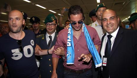 Gonzalo Higuain, 25 anni, appena sbarcato a Fiumicino con la sciarpa del Napoli al collo. Ansa Gonzalo Higuain, 25 anni, appena sbarcato a Fiumicino con la sciarpa del Napoli al collo. Ansa