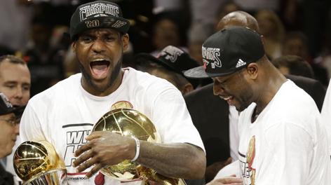 LeBron James e Dwayne Wade festeggiano l'anello 2013. Ap