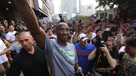 Una folla oceanica saluta l'arrivo di Kobe Bryant in Cina. LaPresse