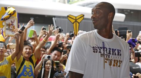 Kobe Bryant idolatrato dai fans durante una tourne promozionale a Hong Kong. LaPresse