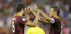Erick Lamela e Francesco Totti  esultano dopo il vantaggio giallorosso. Ap