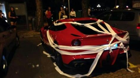 La Ferrari di Balotelli ricoperta di carta igienica a Lugano. liberatv.ch