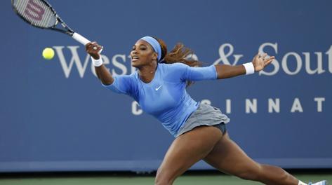 Serena Williams in azione contro la Na Li. Reuters