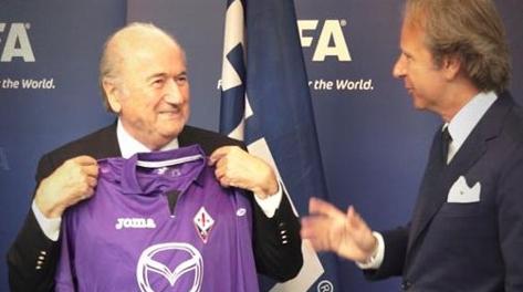Joseph Blatter, presidente della Fifa con la maglia viola e il presidente della Fiorentina Andrea Della Valle