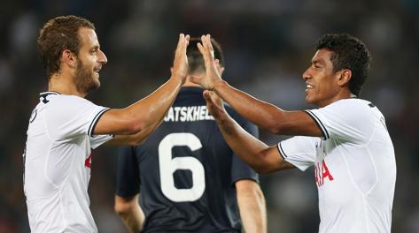 L'esultanza di Paulinho e Soldado: il Tottenham ha battuto la Dinamo Tbilisi 5-0. Action