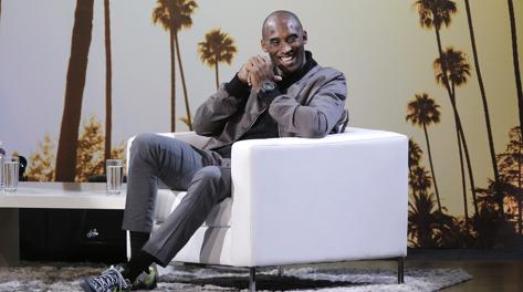 Kobe Bryant sorride ospite di un talk show. Ap