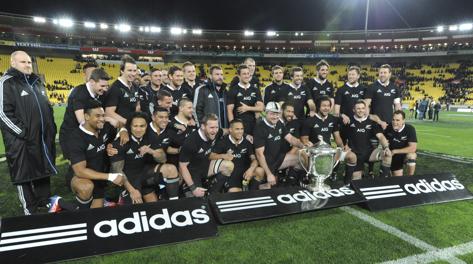 La Nuova Zelanda festeggia con la Bledisloe Cup. Ap