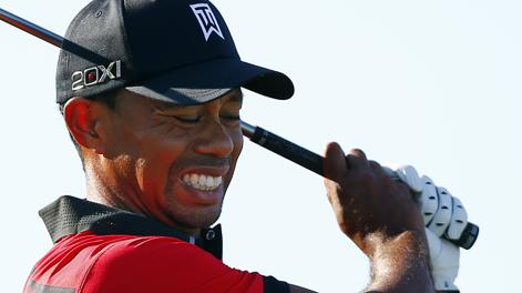 La smorfia di dolore del 37enne Tiger Woods. Ap