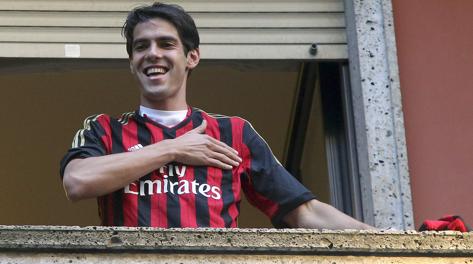 Kak sorride con la nuova (vecchia) maglia del Milan. Reuters