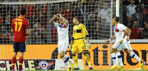 Eduardo Vargas esulta dopo uno dei suoi due gol alla Spagna. Afp