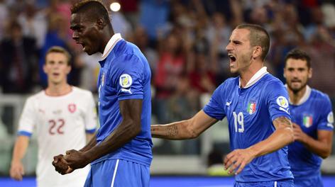 Esultanza rabbiosa per Mario Balotelli dopo il 2-1. Afp Esultanza rabbiosa per Mario Balotelli dopo il 2-1. Afp