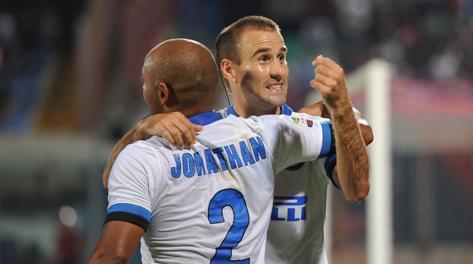 Palacio e Jonathan festeggiano l'ultima vittoria in campionato a Catania. LaPresse