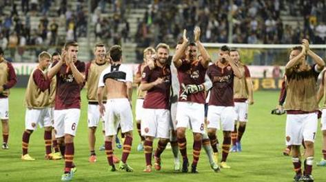 L'esultanza dei giocatori della Roma dopo la vittoria con il Parma. Ansa
