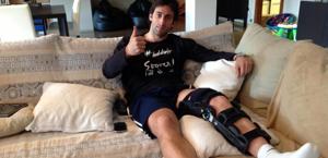 Diego Milito dopo  l'infortunio al  ginocchio. Ansa