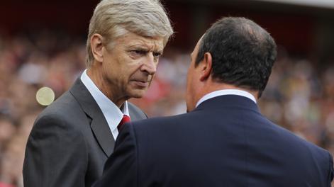 Il manager dell'Arsenal, Arsene Wenger, con Rafa Benitez (di spalle). Afp