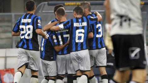 I giocatori dell'Atalanta festeggiano Maxi Moralez. Ap I giocatori dell'Atalanta festeggiano Maxi Moralez. Ap