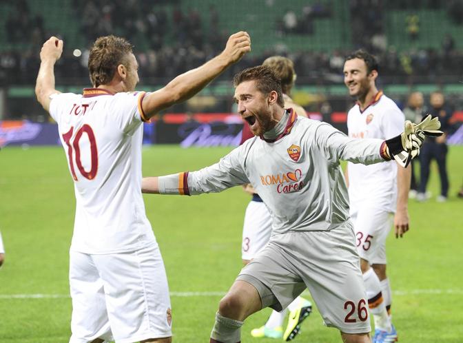 L'umore di De Sanctis cambia al termine della partita: ecco l'abbraccio con capitan Totti. Ansa