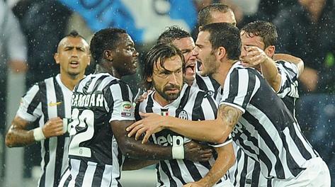 Festa bianconera dopo il gol del pareggio di Andrea Pirlo. Ansa Festa bianconera dopo il gol del pareggio di Andrea Pirlo. Ansa