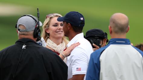 Lindsey Vonn e Tiger Woods festeggiano il successo nella President's Cup. Reuters
