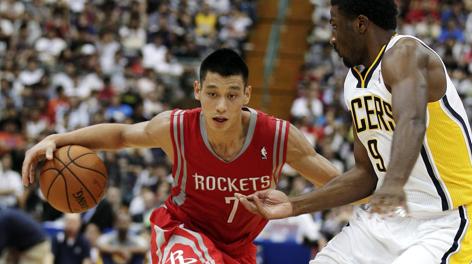 Jeremy Lin alle prese con Solomon Hill.  Reuters