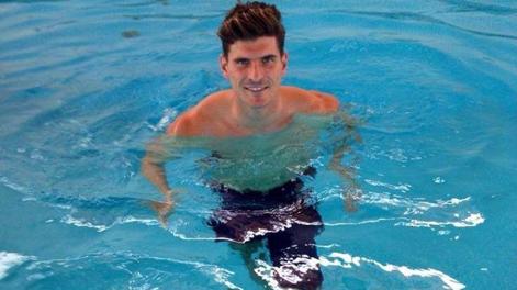 Mario Gomez, 28 anni, in piscina per la rieducazione. 