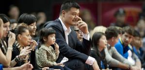 Anche Yao Ming si  voluto godere la partita. Ap