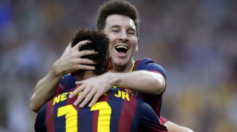 Messi abbraccia Neymar dopo il gol del brasiliano. Ap