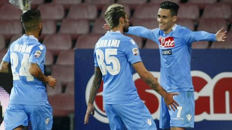 Josè Callejon festeggiato da Behrami dopo l'1-0. Afp Josè Callejon festeggiato da Behrami dopo l'1-0. Afp