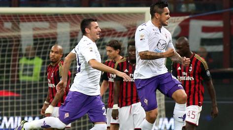 L'esultanza di Vargas dopo il gol dell'1-0 e sullo sfondo la delusione dei milanisti. Ansa L'esultanza di Vargas dopo il gol dell'1-0 e sullo sfondo la delusione dei milanisti. Ansa