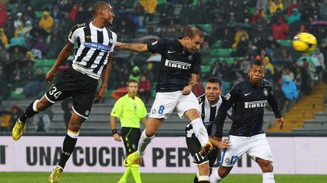 Il colpo di testa di Rodrigo Palacio che vale l'1-0 nerazzurro. Ap Il colpo di testa di Rodrigo Palacio che vale l'1-0 nerazzurro. Ap