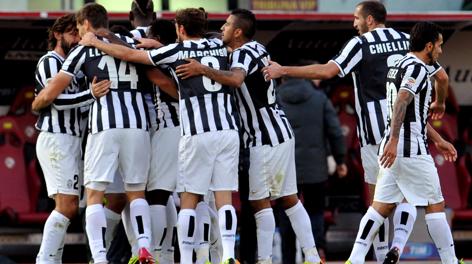 Llorente (numero 14) soffocato dall'abbraccio dei compagni. Afp Llorente (numero 14) soffocato dall'abbraccio dei compagni. Afp