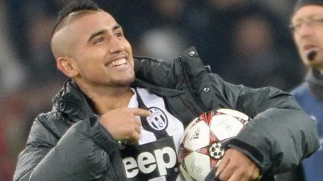 Arturo Vidal con il pallone della tripletta. Ansa Arturo Vidal con il pallone della tripletta. Ansa